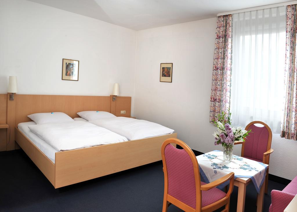 Hotel Gruener Baum Pommersfelden Eksteriør bilde