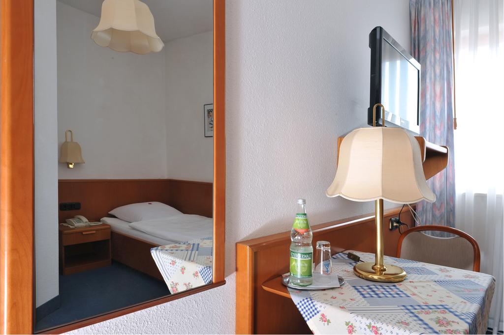 Hotel Gruener Baum Pommersfelden Eksteriør bilde