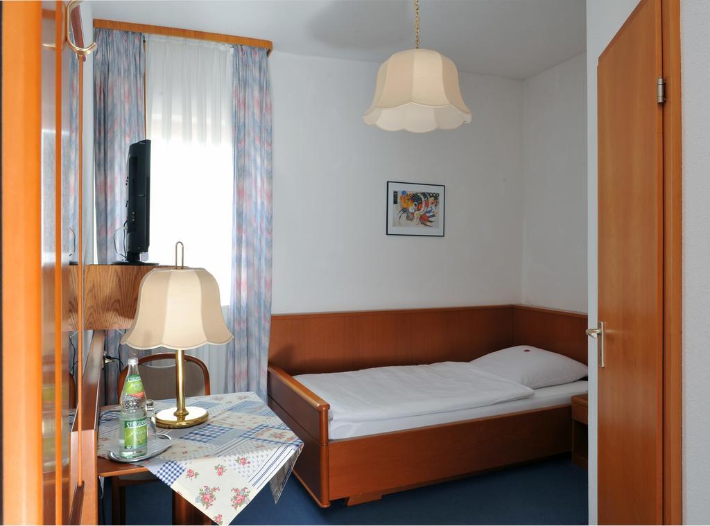 Hotel Gruener Baum Pommersfelden Eksteriør bilde